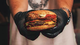 F*Smashing District Mozzart και Πραξιτέλους: Μια συνεργασία-έκπληξη και ένα μεγάλο street party στην καρδιά της Αθήνας