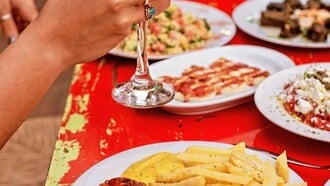 Ταβέρνα Λεύκα: Παράδοση, κήπος και αυθεντικές γεύσεις