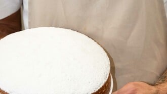 Η αφράτη βασιλόπιτα του Red Jane έχει το πιο περίτεχνο φλουρί