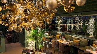 Γιορτές με γεύση, θέα και αθηναϊκή λάμψη στο 10 Urban Roof