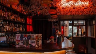 Πραξιτέλους bar: Εδώ και 16 χρόνια μάς προσφέρει τη διασκέδαση που αγαπάμε