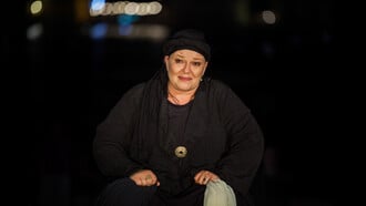 «Η Κυρά της Ρω»: Μία σπάνια θεατρική εμπειρία φωτίζει τη ζωή μιας γυναίκας που έγινε θρύλος