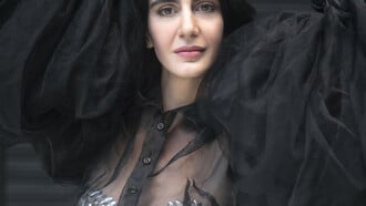 Θέμις Εικοσιπεντάρχου (Themis Eleni): Μια καλλιτέχνις που κάνει το γέλιο τελετουργία