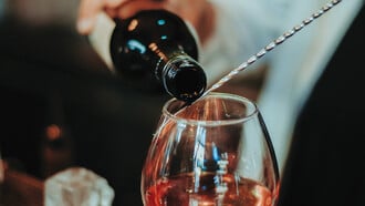 Upupa Epops the Bar: Ένα χρωματιστό στέκι στα Πετράλωνα που μένει σταθερό μέσα στα χρόνια