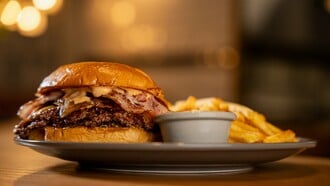 Μπαρ Μπεε Κιου x Λευτέρης Πέτρου: Νέες συνταγές, νέα γευστική ταυτότητα