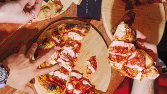 Don’t be a Dick: Απογευματινό ποτό και πίτσα σε ένα ντίσκο σκηνικό