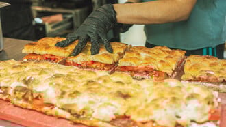 Black Salami: Ο φούρνος των Εξαρχείων που περιμένει με υπομονή τις ζύμες του