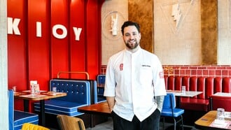 ΜΠΑΡ ΜΠΕΕ ΚΙΟΥ: Ο Λευτέρης Πέτρου δίνει νέο twist στα αγαπημένα σου burgers 