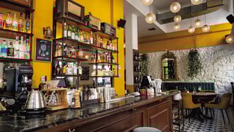 Νερατζιά: Αγαπημένες γεύσεις σε ένα στέκι που θυμίζει παλιά Αθήνα