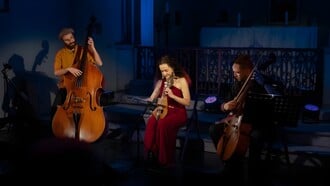 Το Kelly Thoma Trio στο Theatre of the No: Μια «Νυχτερινή Πτήση» πέρα από χρόνο και τόπο