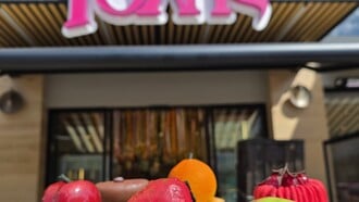 Tolis Sweets ’n’ Eats: Το viral «Bασίλειο των Φρούτων» στη Νίκαια