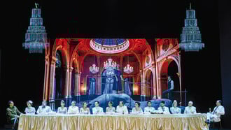 Αλεξάνδρεια: Για λίγες ακόμα παραστάσεις, η πόλη-μνήμη ζωντανεύει στη σκηνή του Παλλάς