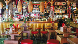 Tiki Bar: Το Κουκάκι έχει τροπικά vibes από το πρωί μέχρι αργά τη νύχτα