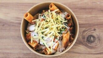 Slourp Pasta: Μια μακαρονάδα στο χέρι σε μια όμορφη πλατεία του Κορυδαλλού