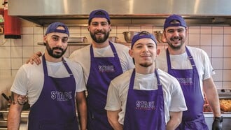 Stack: Τα smash burgers των δυτικών προαστίων έρχονται στην Κυψέλη