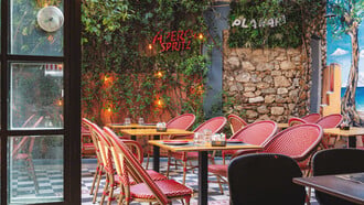 Plakaki: Aperitivo και νόστιμο pairing στην όμορφη πλατεία της Πλάκας