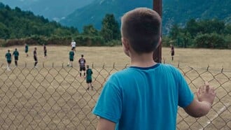 Η κατάρα του Σέλμπι Όουκς ** Shelby Oaks Σκηνοθεσία: Κρις Στάκμαν Πρωταγωνιστούν: Καμίλ Σάλιβαν, Σάρα Ντερν, Κιθ Ντέιβιντ Η Μία αναζητά απεγνωσμένα την αδελφή της, η οποία εξαφανίστηκε κατά τη διάρκεια των τελευταίων γυρισμάτων της viral ερευνητικής σειράς της, «Paranormal Paranoids». Όταν καταπιεσμένες αναμνήσεις αρχίζουν να έρχονται στην επιφάνεια, τα όρια μεταξύ πραγματικότητας και παραίσθησης θολώνουν. Στα μέσα των ’00s, όταν η παρακολούθηση και η καταγραφή άρχισαν να νομιμοποιούνται στο όνομα της ασφ