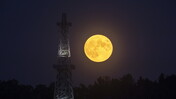 Το «φεγγάρι του θερισμού»: Εικόνες από την τελευταία υπερπανσέληνο του 2023