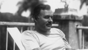 Το πίσω ράφι/ Άντονι Μπέρτζες: «Έρνεστ Χέμινγουεϊ»