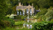Μέσα στους καταπράσινους κήπους του Gresgarth Hall