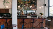 Quinn’s: Γιατί όλοι πίνουν Dry Martini «στου Ηλία» Μαρινάκη 