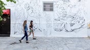 Μια νέα τοιχογραφία με τη ζωή των σεξεργατριών σε έναν δρόμο του Μεταξουργείου