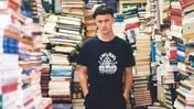 Eddie Dark: «Γράφω μουσική επειδή έχω σιχαθεί τα πάντα»