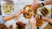 Bottomless Brunch + Βeats: Το νέο στέκι του Σαββατοκύριακου στη Γλυφάδα