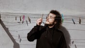 Το φαινόμενο «Manos»: O πιο δημοφιλής Έλληνας YouTuber κατάφερε να κατακτήσει και την κορυφή του Spotify