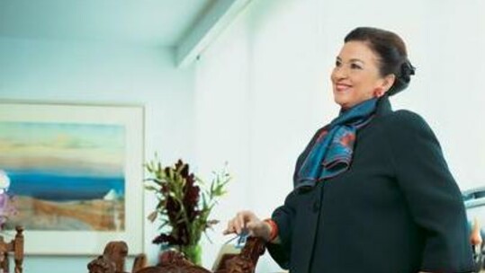 Η Μαρίνα Λαμπράκη-Πλάκα στο Δημοτικό Θέατρο Πειραιά