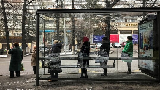 Έφη Σκαρβελάκη, Ανάμεσα