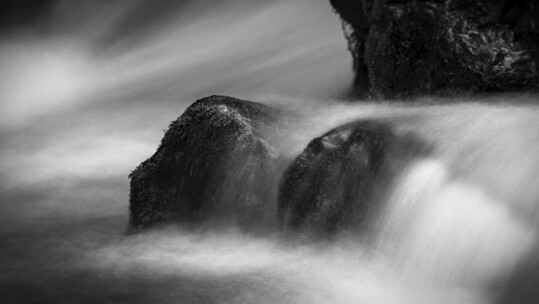 Φεστιβάλ Αθηνών 2019: «Μοναξιά» − Η γενναιοδωρία του ανθρώπου που ζει ανέστιος 