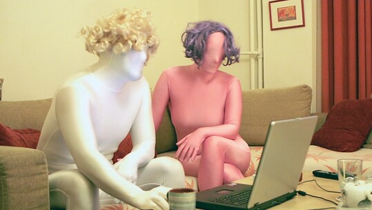 Μια μέρα, όπως κάθε μέρα, σε ένα διαμέρισμα από τα χιλιάδες διαμερίσματα της Αθήνας, αυτά με τα κουφώματα ασφαλείας και τους βολικούς καναπέδες τους, σε κατάσταση αμόκ. Ή η ανουσιότητα του να ζεις