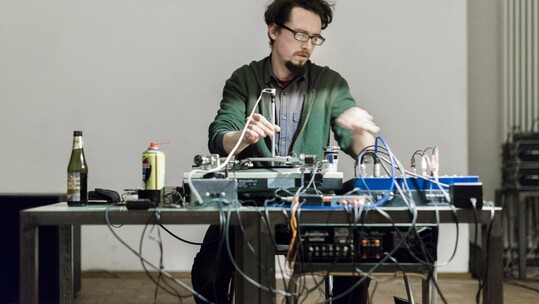 Detritus: Νέα μουσική με παλιά μέσα