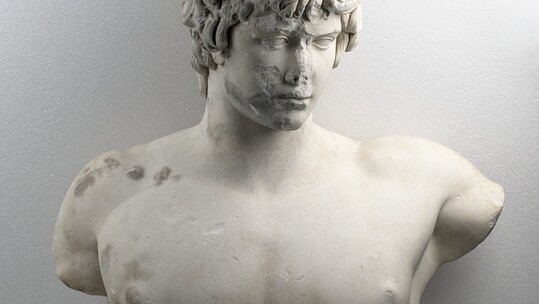 Το Αθέατο Μουσείο παρουσιάζει τον Αδριανό και τον Αντίνοο σε μια συνάντηση 19 αιώνες μετά