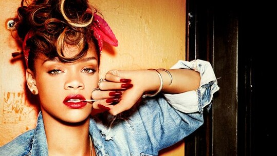 Η Rihanna γράφει ιστορία στα βρετανικά τσαρτ