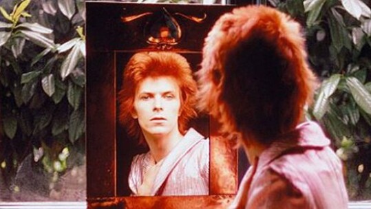 To νέο κομμάτι του David Bowie λέγεται "Sue"