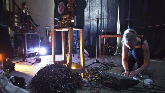 Σύγχρονη μουσική από μαγνητόφωνα, πικάπ, γραμμόφωνα και walkman στη Στέγη