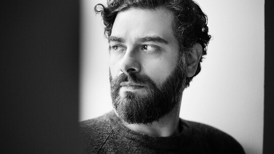 Ο Κωνσταντίνος Ντέλλας ανεβάζει τον «Ματωμένο Γάμο» του Λόρκα με πρωτότυπη μουσική από τον Cayetano