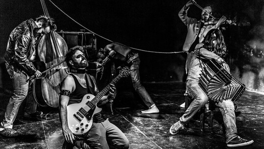 Μια εκρηκτική μπάντα του Μπουένος Άιρες ροκάρει το τάνγκο και έρχεται για πρώτη φορά στην Αθήνα