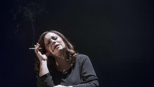 Δείτε αποκλειστικά το νέο τρέιλερ της παράστασης «Χειρόγραφο» με τη Χάρις Αλεξίου