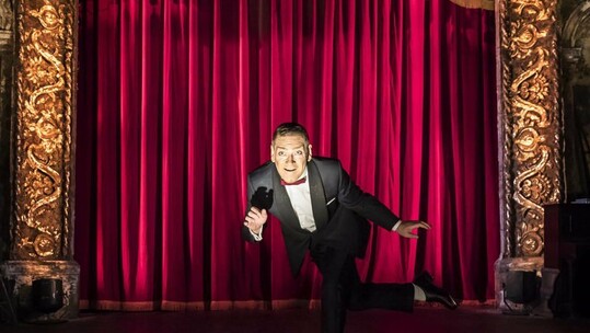 Η αριστουργηματική παράσταση «The Entertainer» με τον Kenneth Branagh, σε απευθείας μετάδοση από το θέατρο Garrick