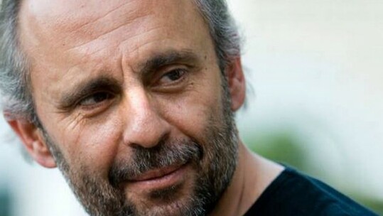 O Σωτήρης Χατζάκης σκηνοθετεί και ερμηνεύει «Το ημερολόγιο ενός Τρελλού» του Νικολάι Γκόγκολ