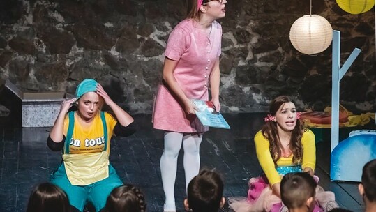 «Η χιονονιφάδα που αγάπησε το καλοκαίρι»: Το δημοφιλές παραμύθι ανεβαίνει στο θέατρο Αλκμήνη