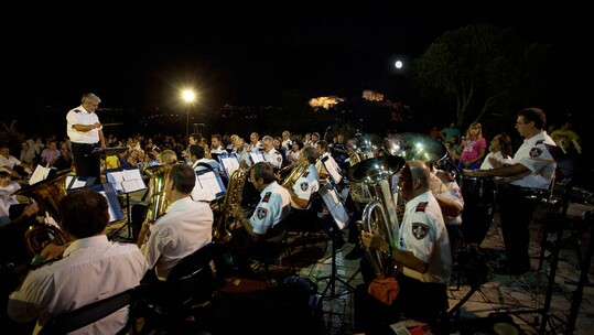 Φεγγάρι μάγια μου ‘κανες
