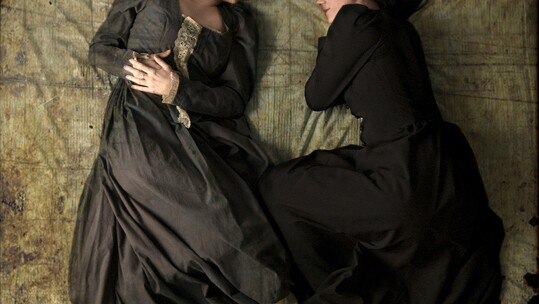 Η Καμίλ Κλοντέλ συνομιλεί με την ψυχίατρο της στα ελληνικά.