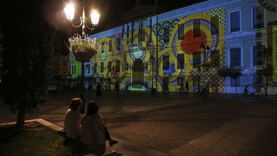 Η ωραία Αθήνα: To έργο του Νίκου Αλεξίου μεταμορφώνει το κτίριο της Εθνικής Τράπεζας στην πλατεία Κοτζιά