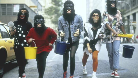 Οι Guerrilla Girls στη Στέγη