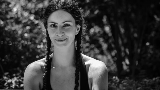 Acting Yoga: Εξερευνώντας τη σχέση του θεάτρου και της yoga