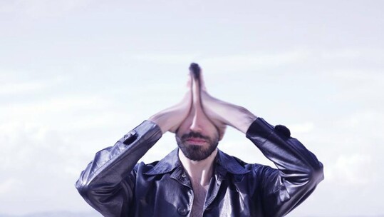 Βαρύ και εσωστρεφές το καινούριο άλμπουμ του The Boy «Έτοιμοι Δύο»